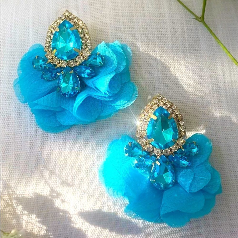 Bright blue rhinestone party earrings 🌊💙